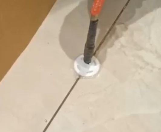 迎江瓷砖空鼓维修公司专业解答瓷砖在铺贴过程中，如果没有涂抹均匀到位的粘结材料（如水泥砂浆或瓷砖胶），可能会导致以下问题