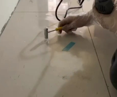 迎江瓷砖开裂维修公司专业分享瓷砖在铺贴前如果没有沥干水分，将会导致以下问题