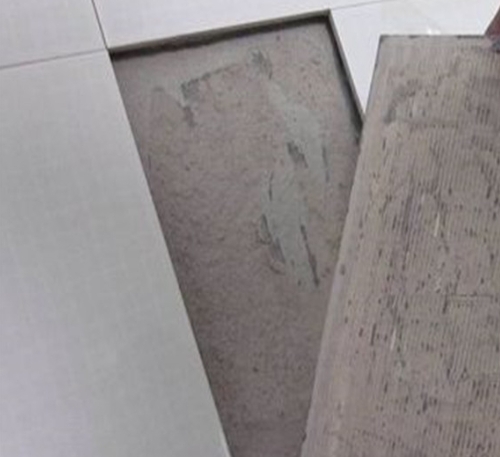 迎江瓷砖空鼓维修公司分享瓷砖铺贴时如果打浆（即涂抹在瓷砖背面和基层上的砂浆或瓷砖胶）过少，会带来以下问题